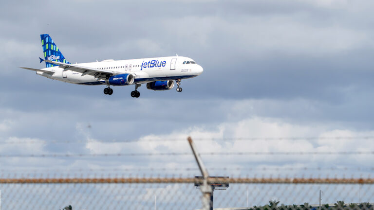 JetBlue Restarts Flights After Brief FAA Ground Stop Triggered by Internal IT Issue