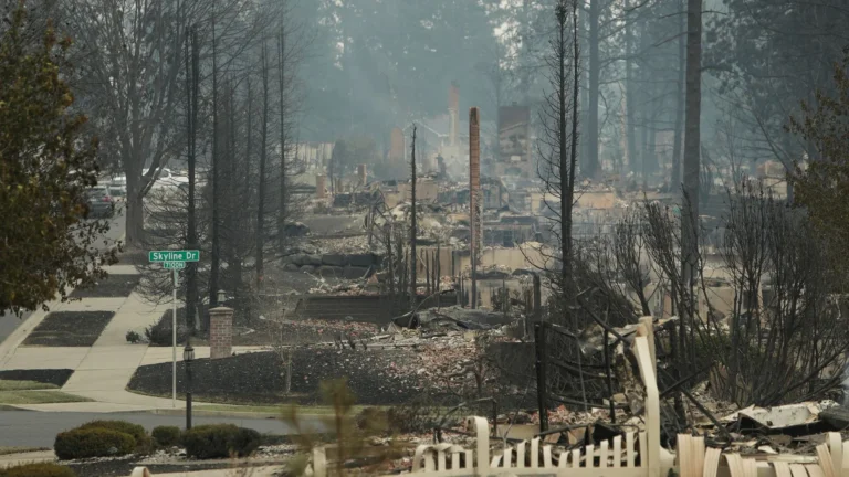 Washington Wildfires Surge: Thousands Evacuated, Hundreds of Structures Lost as Crews Battle Multiple Blazes