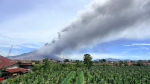 Sumatra Volcano Erupts: Ash Plume Shoots Thousands of Feet — Latest Situation, Risks, and What to Watch