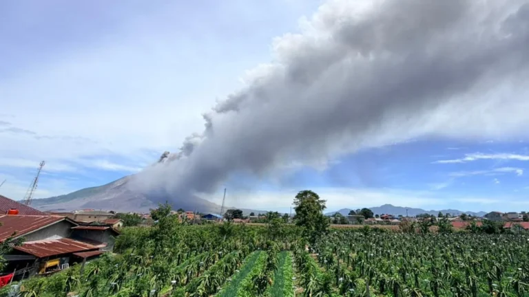 Sumatra Volcano Erupts: Ash Plume Shoots Thousands of Feet — Latest Situation, Risks, and What to Watch
