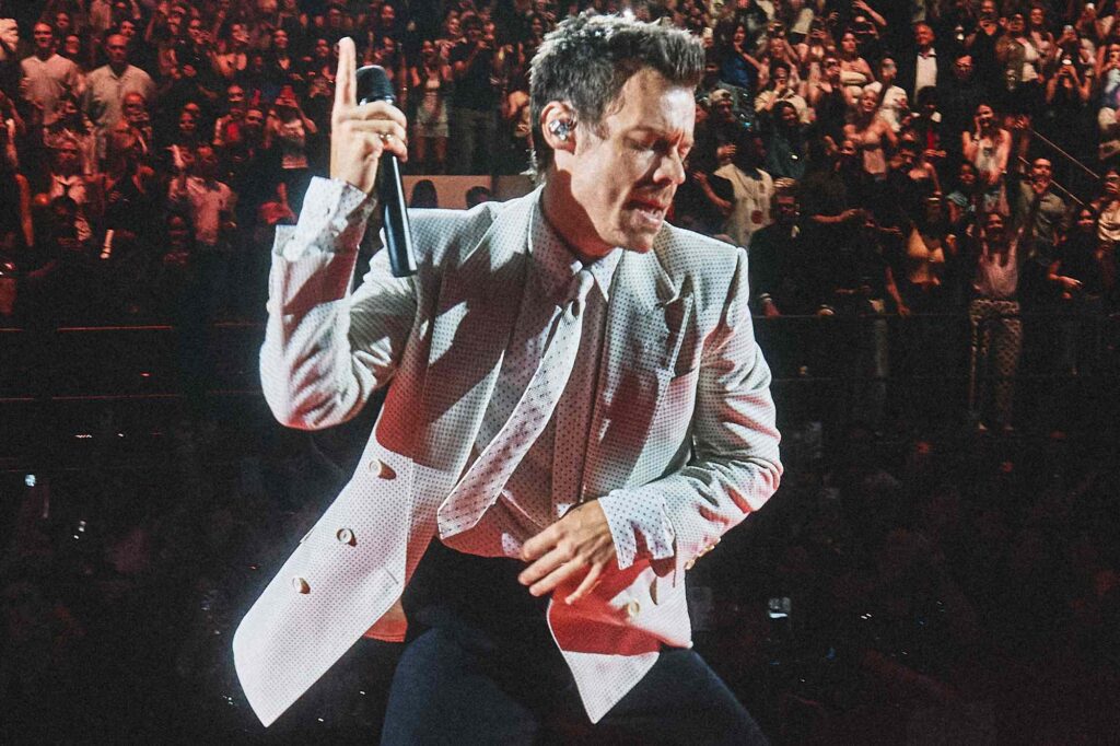 Harry Styles Leads Madison Square Garden Crowd in Tribute to Dolly Parton After Her Death
