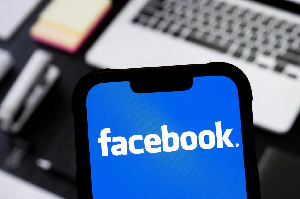 Meta Tests Full‑Screen Facebook Reels in India — What It Means for Users, Creators and Advertisers
